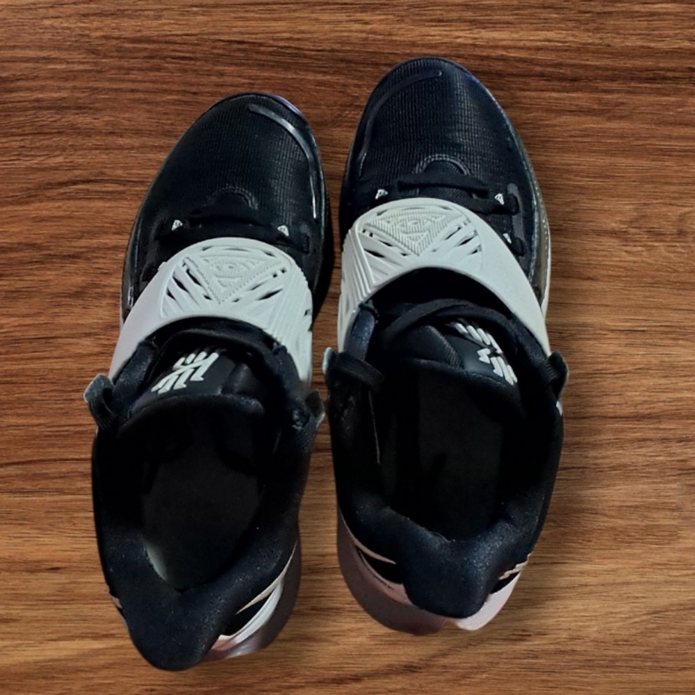 Nike Black and White Athletic Shoes - Picture 2 of 4